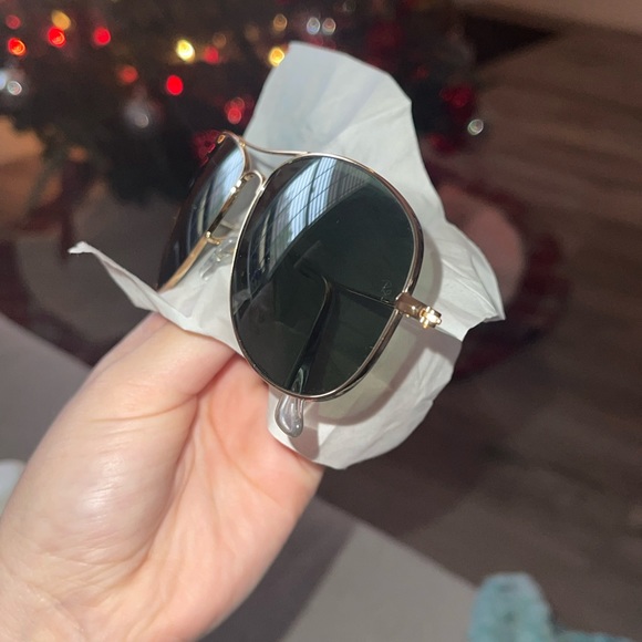 Brand new Ray Ban sunglasses. Style- AVIATOR CLASSIC